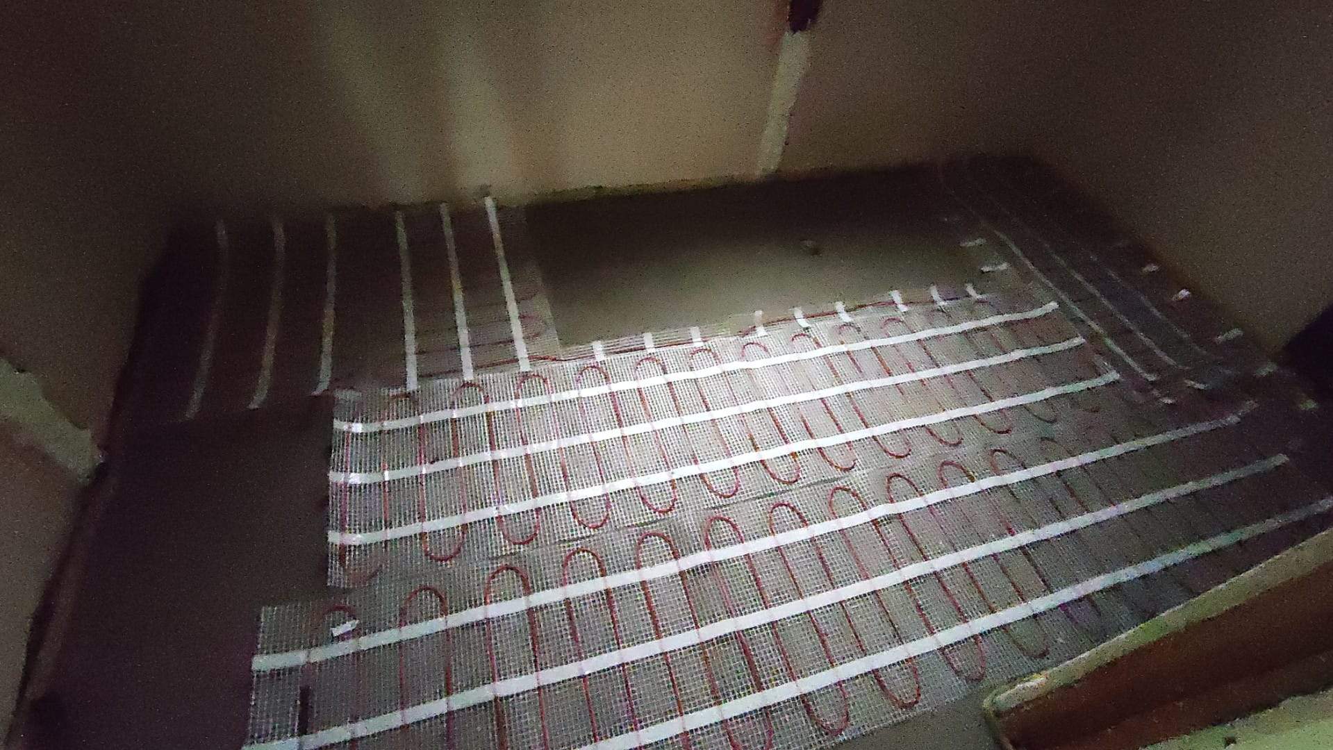 Ulozenie mat grzewczych na powierzchni podlogi w domu jednorodzinnym w gminie Lubicz