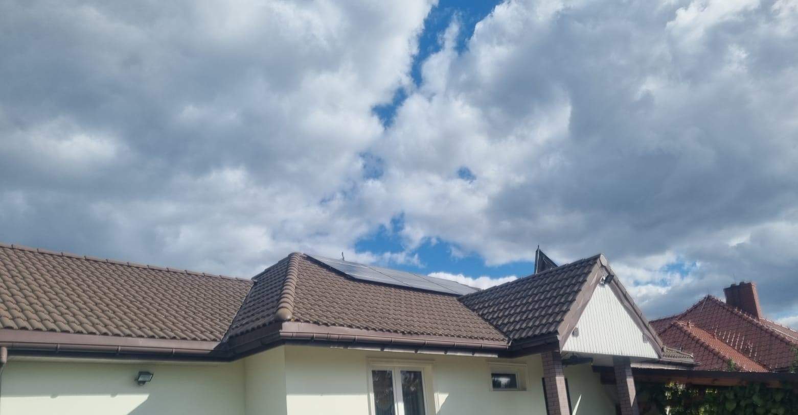 Instalacja fotowoltaiczna w gminie Jezewo powiat swiecki na konstrukcji wsporczej przystosowanej na dach skosny pokryty dachowka betonowa